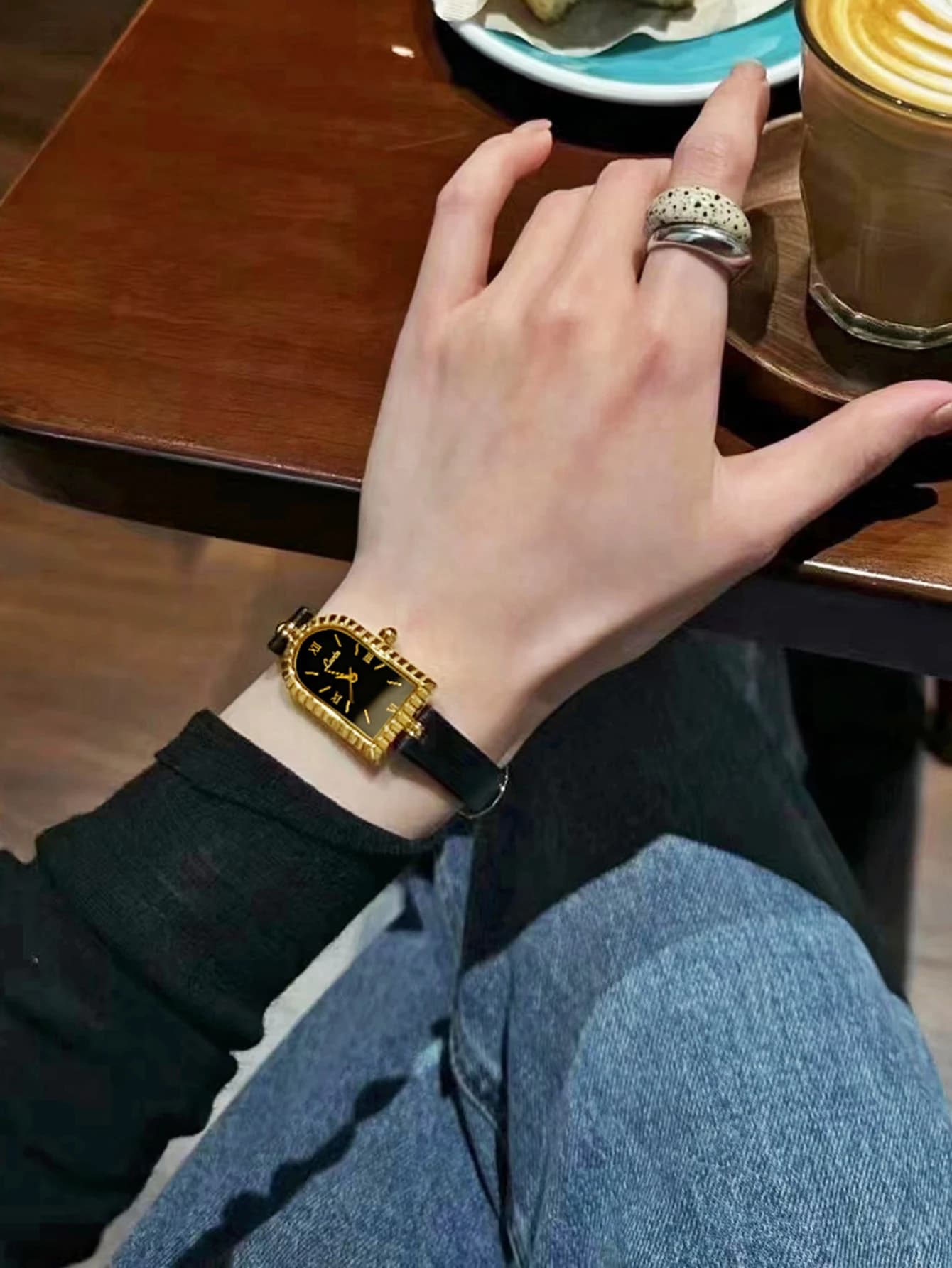 A Romantic Retro Artistic Niche Women's Waterproof Watch with an Elegant and Graceful Design, Featuring an Arch-Shaped Dial and a Unique and Exquisite Leather Strap. a Women's Quartz Watch Suitable fo