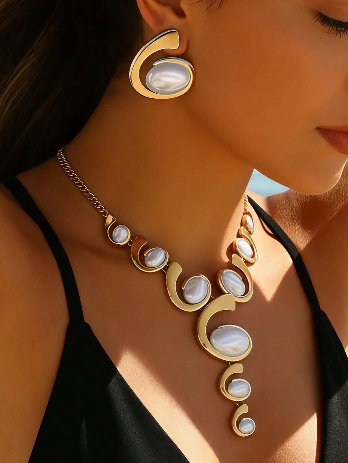 Luxury Pearl Necklace And Earring Set 2-Piece Set Exquisite Geometric Design Evening Party Accessory with Lightweight Metal Curv