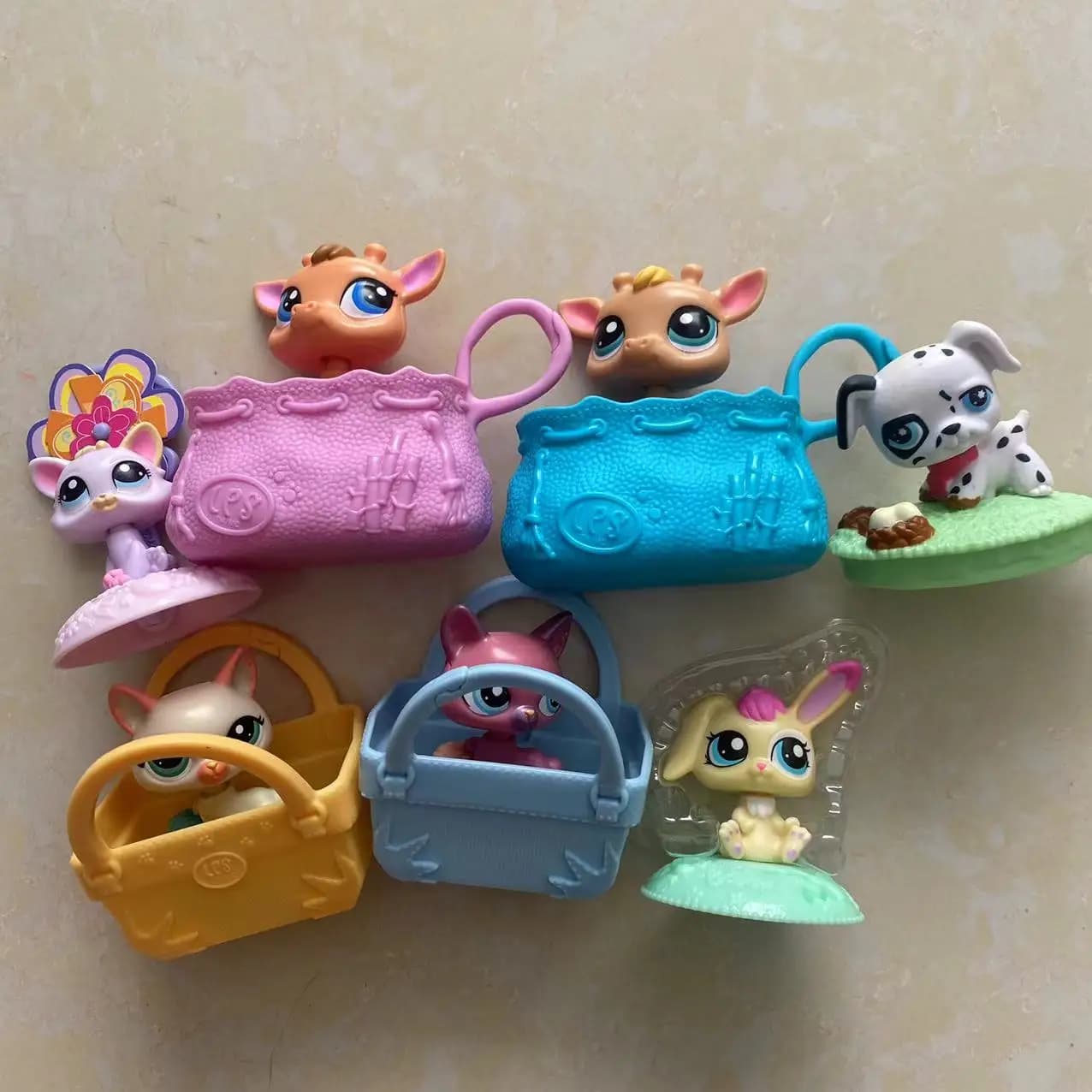 Littlest PetShop A Small Pet Sitting In A Bag Action Figure Model Toys
