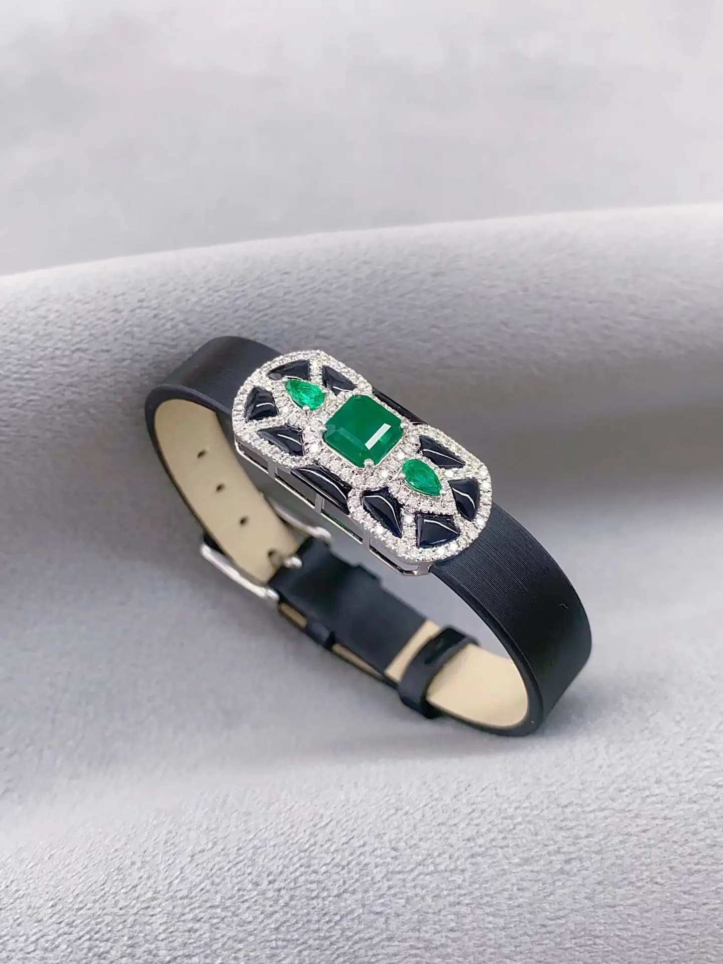 18K Solid Gold, Laboratory-Grown Diamond, Jadeite Buckle Pendant/Brooch Multifunctional Piece, High-End Jewelry Customization an