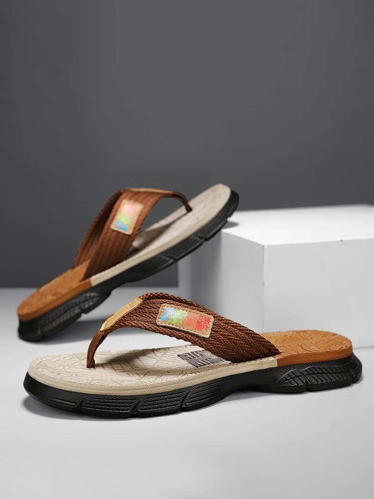Men’s flip - flops, featuring a knitted upper with a colorful label, a two - colored sole, simple and stylish, in a casual style