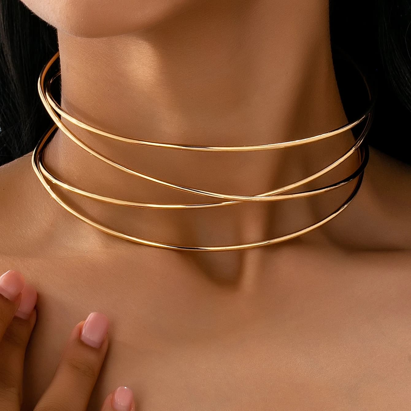 A Women's Necklace with Simple Lines and a Stylish Design, Suitable for Daily Wear and Parties